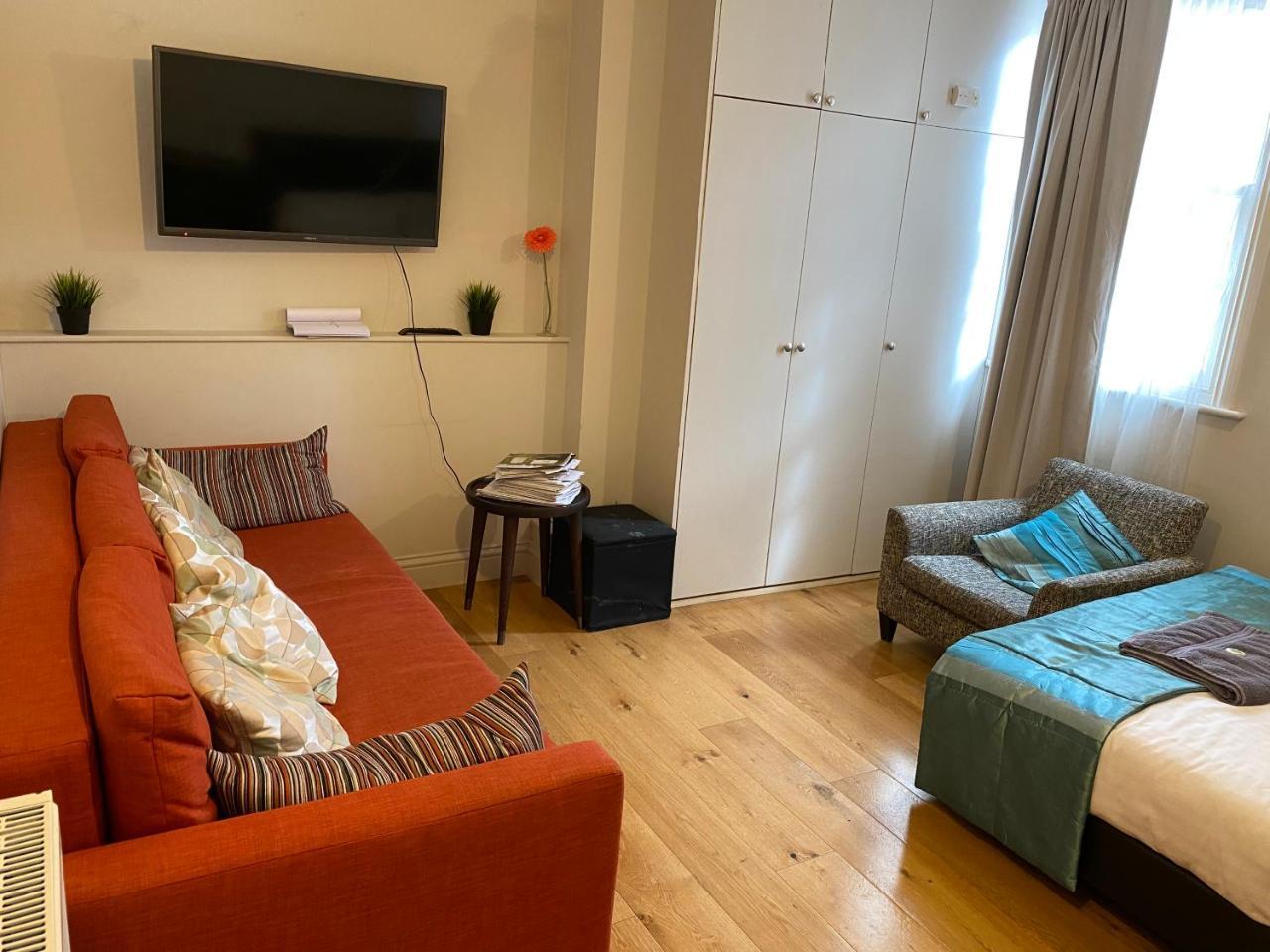 3-Bed Apartment 5 Mins Walk in London