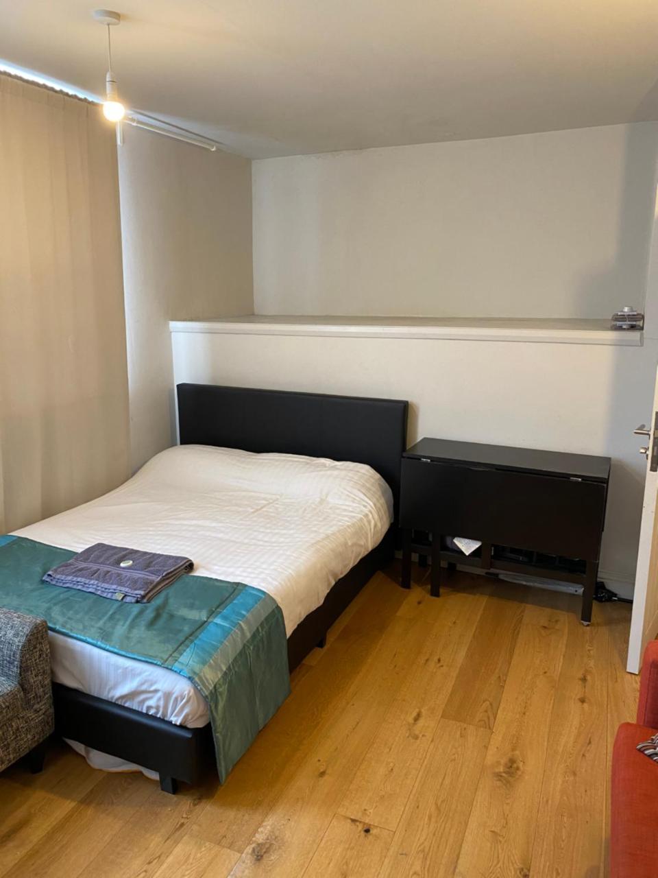 3-Bed Apartment 5 Mins Walk in London 2