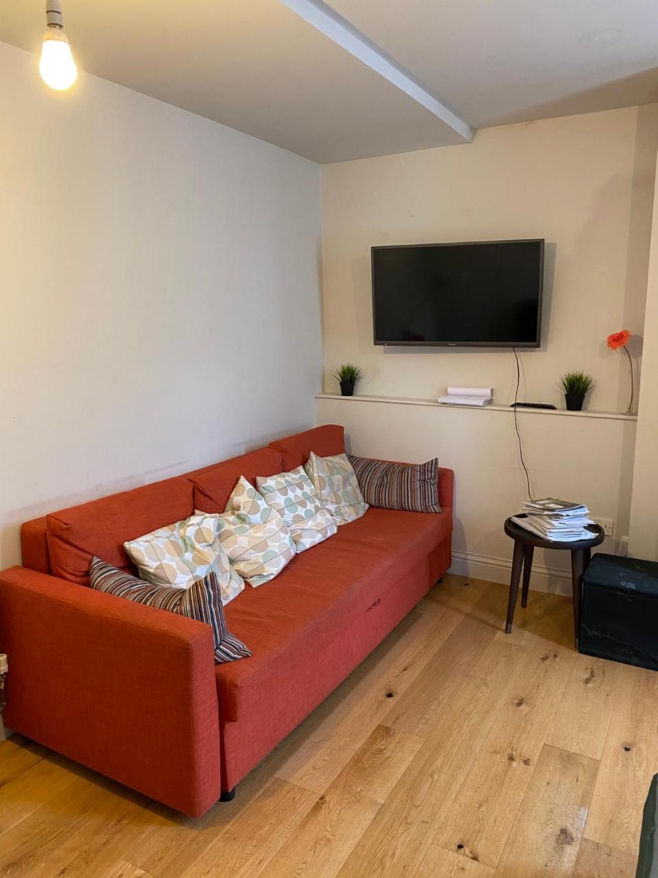 3-Bed Apartment 5 Mins Walk in London 1