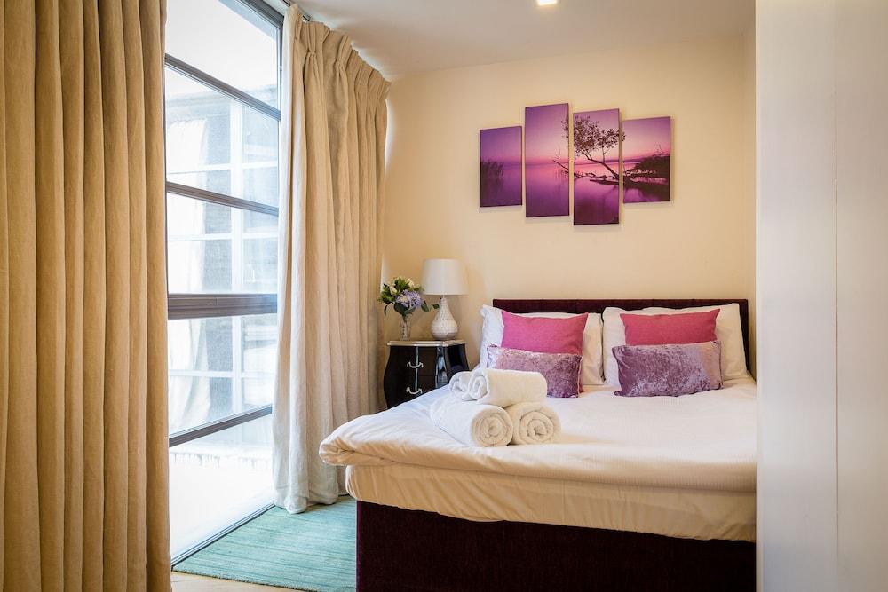 Spacious 2-Bedroom Apartment in Mayfair 1