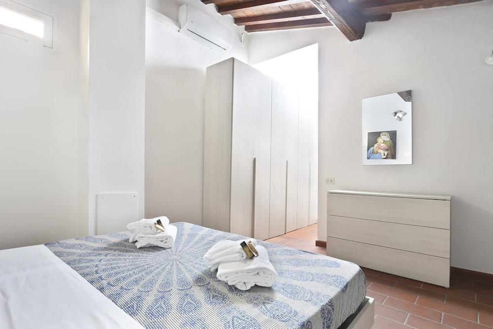 Short-Let Florence Apartment Parione