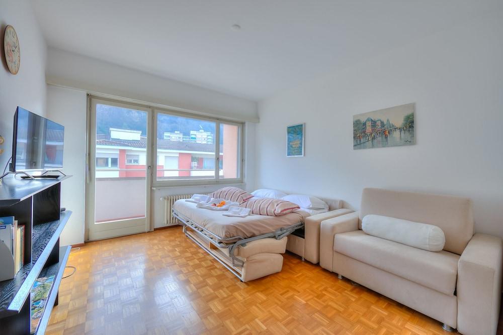 Anais Home 1