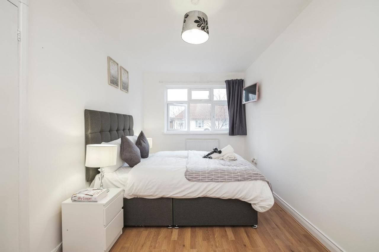 Spacious, 3 Bedroom House with Parking Near Excel 2