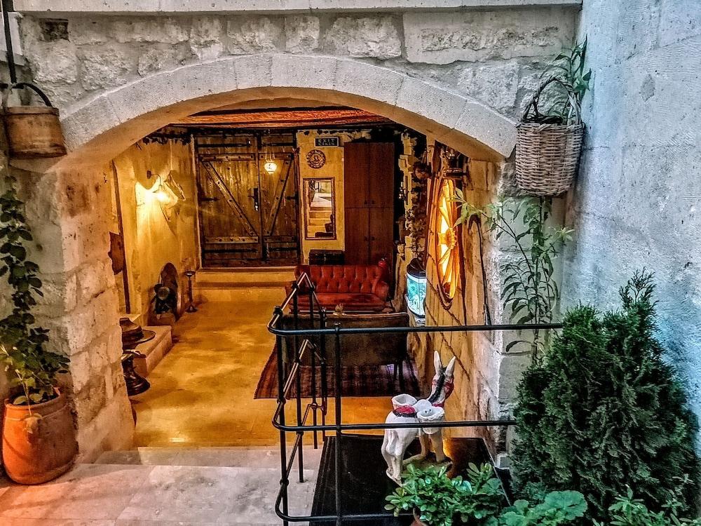 Shadow Cave House