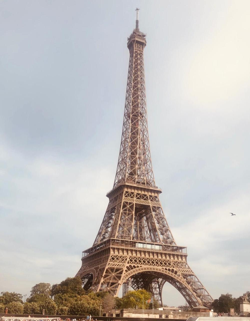 Au Pied de la Tour Eiffel Trocadero