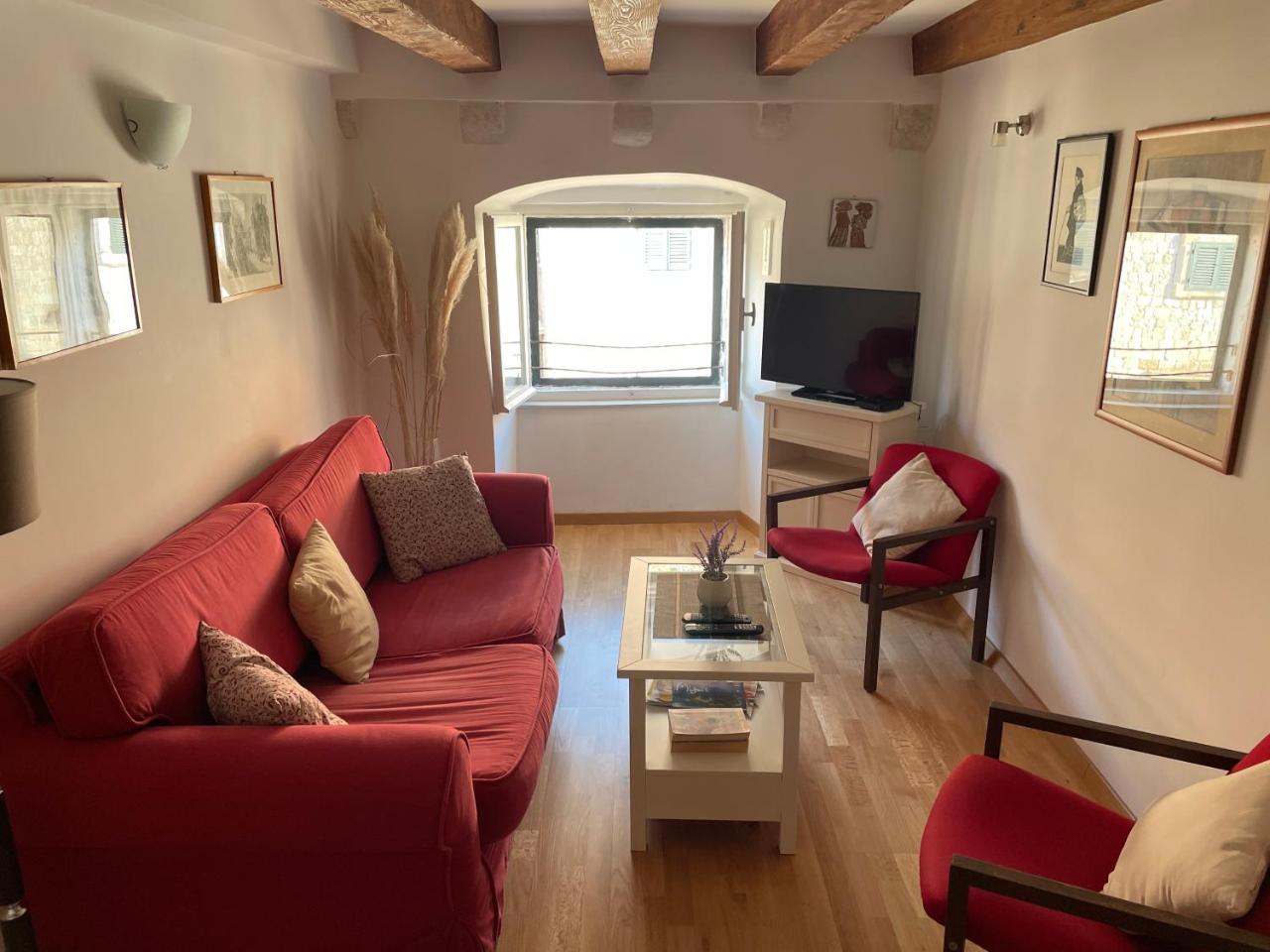 Lores Apartment 1