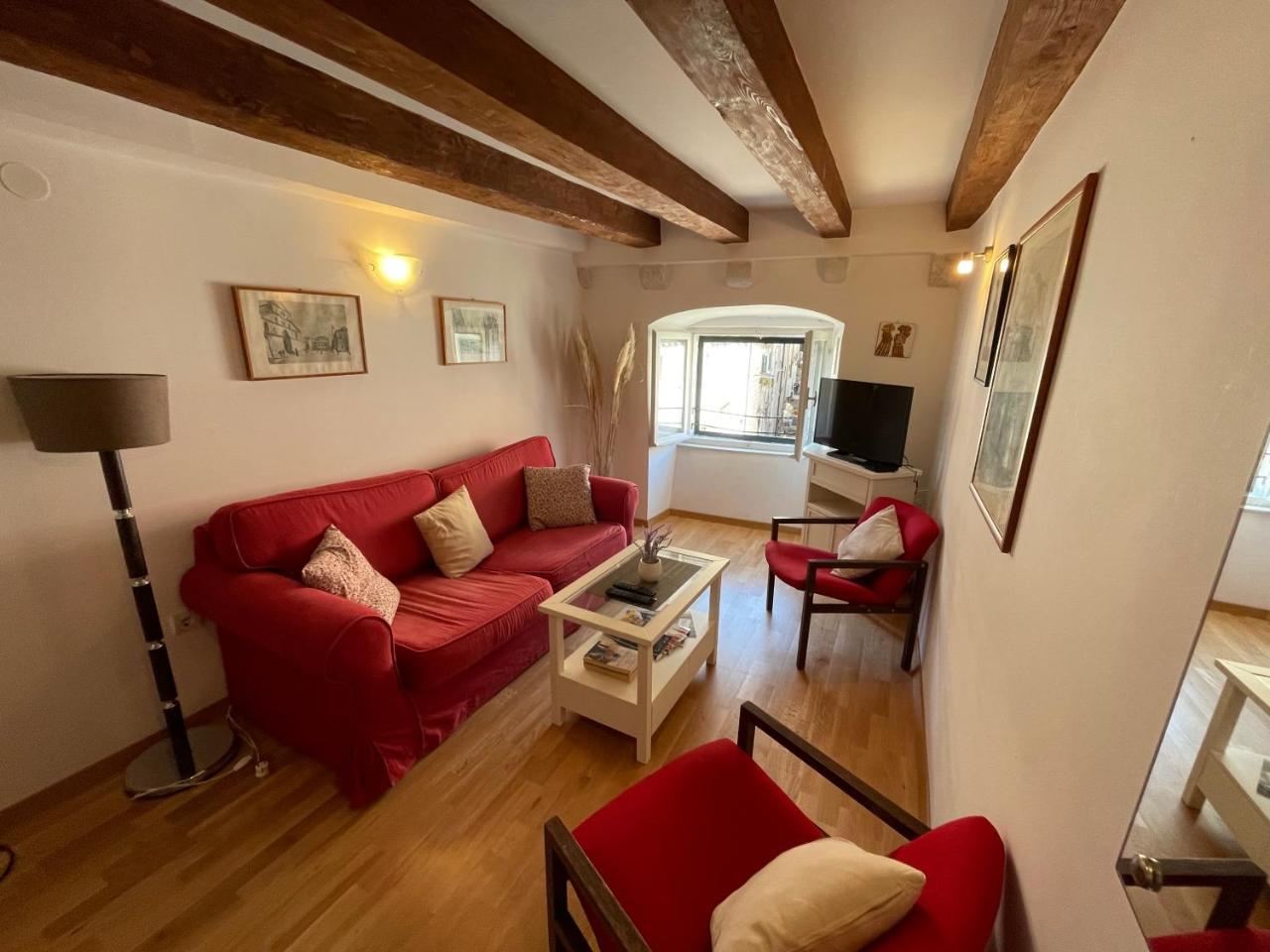 Lores Apartment 2