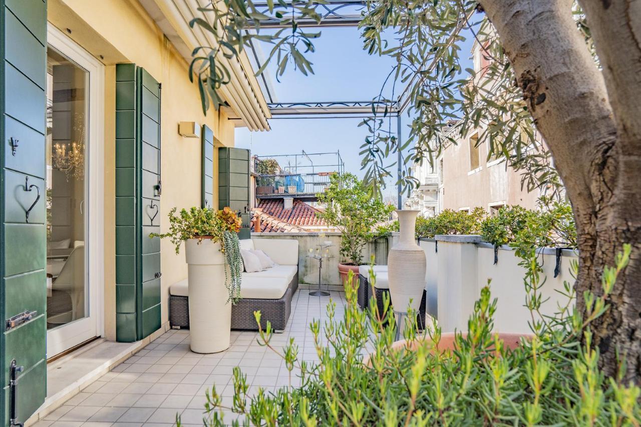 Colleoni Apartment with 2 Superb Terraces 2