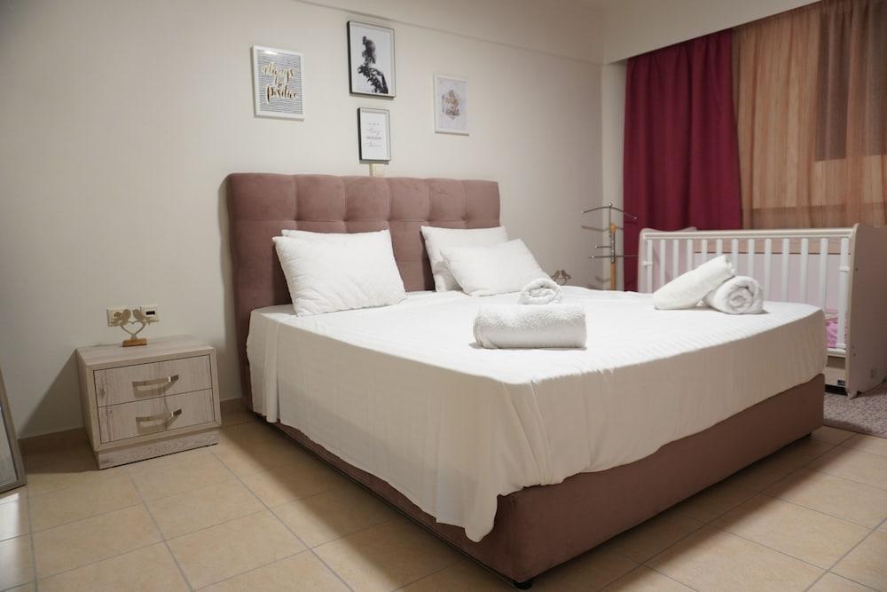 Theo & Ms Luxurious Apt