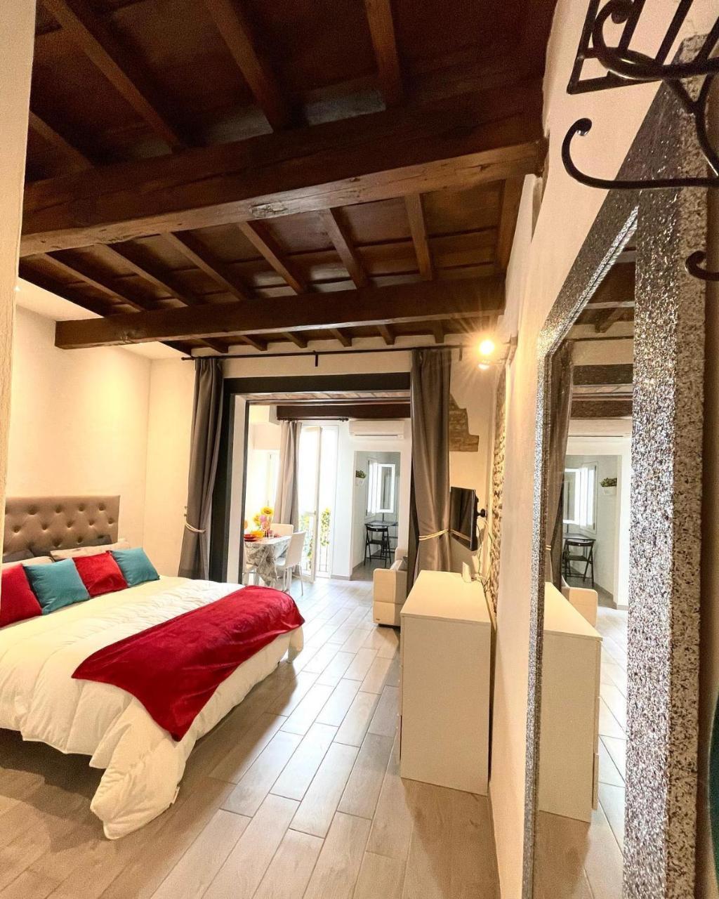 Roberto's Apartment. Firenze Piazza Santa Croce. 1