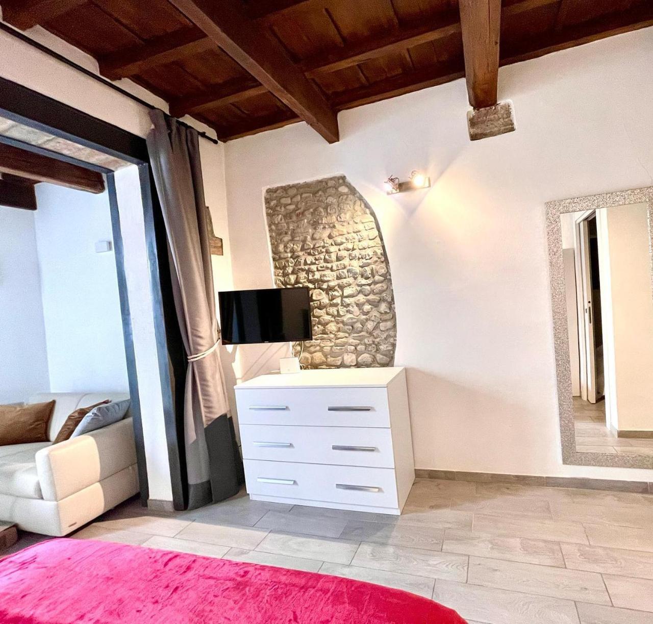 Roberto's Apartment. Firenze Piazza Santa Croce. 2