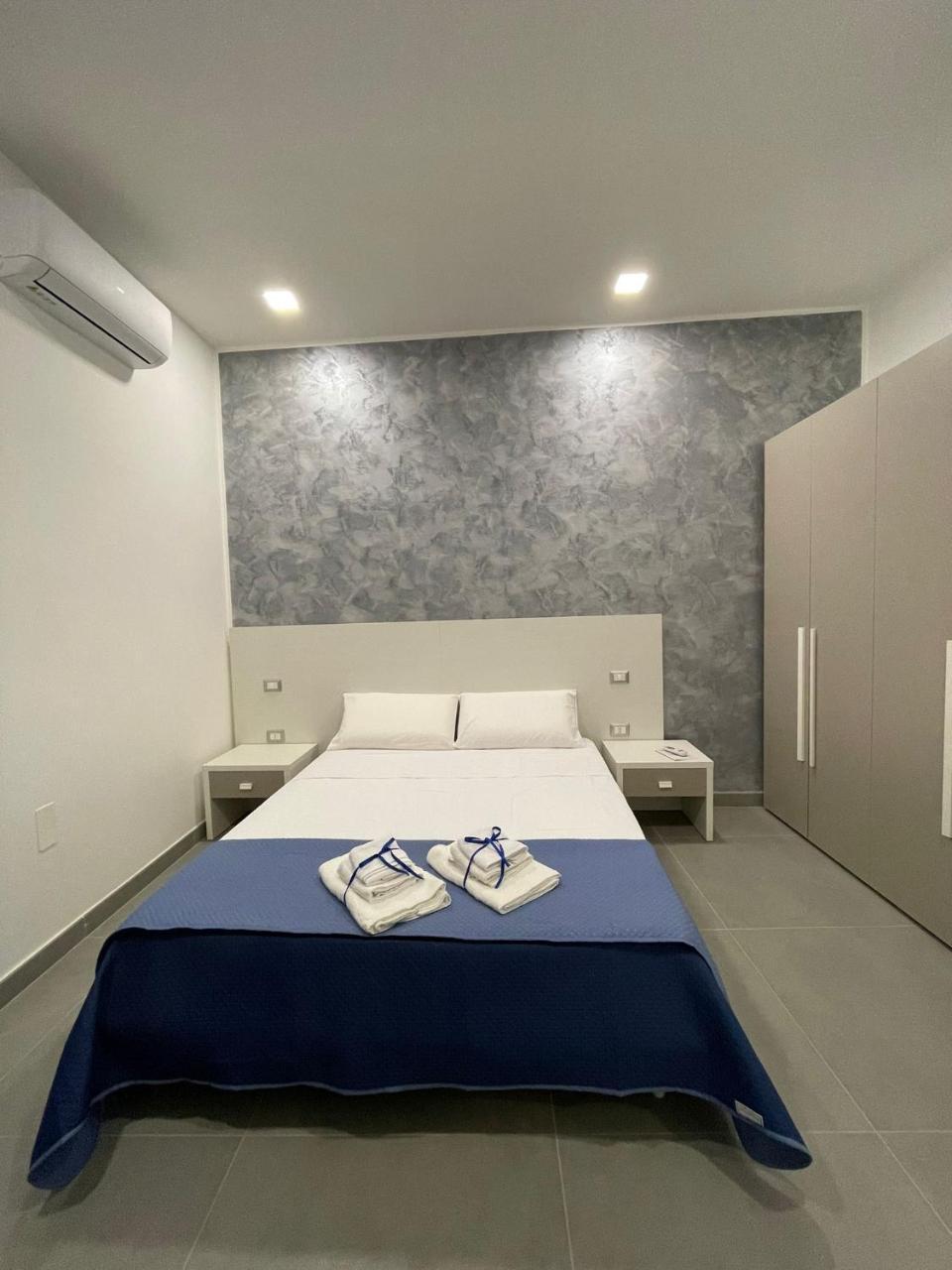3 Rooms Chiaia