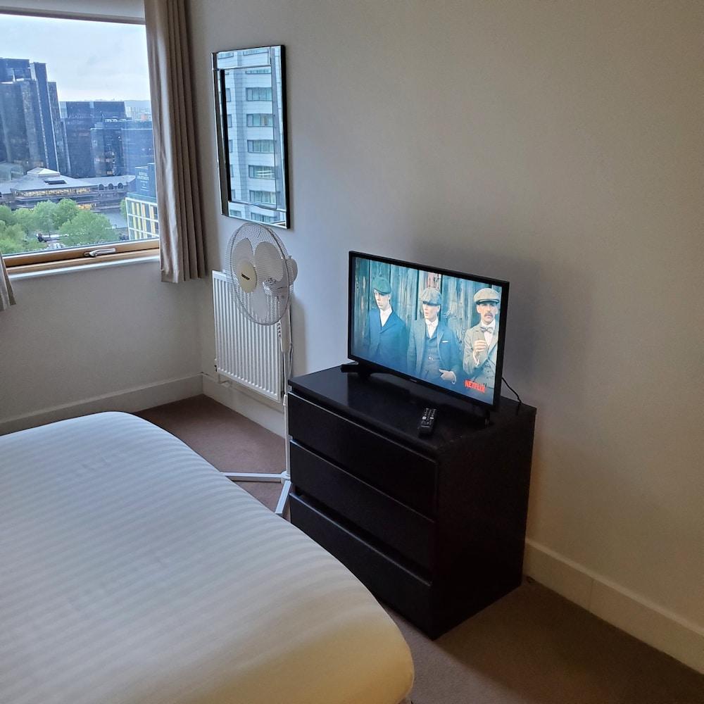 Captivating 2-Bed Apartment in Canary Wharf London 1