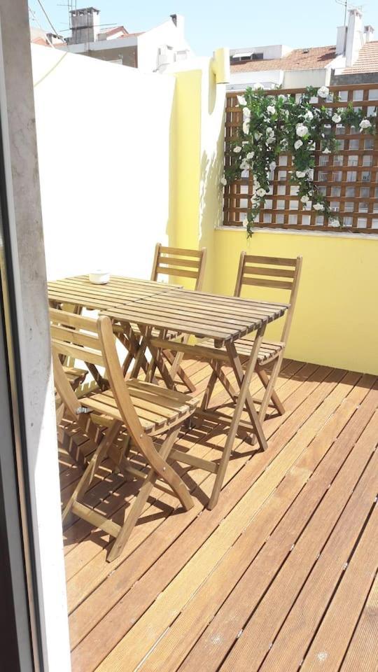 Modern Cosy Flat with Terrace in Campo de Ourique. 1