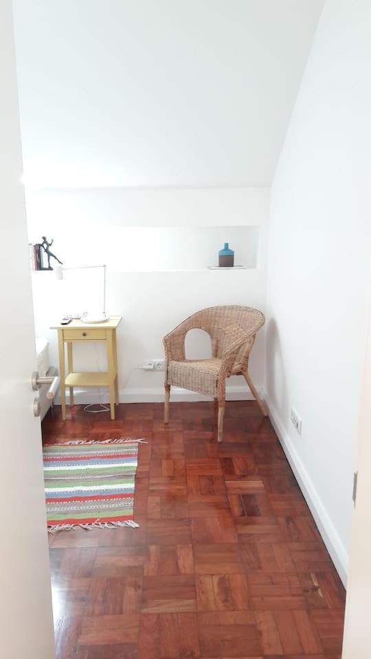 Modern Cosy Flat with Terrace in Campo de Ourique. 2