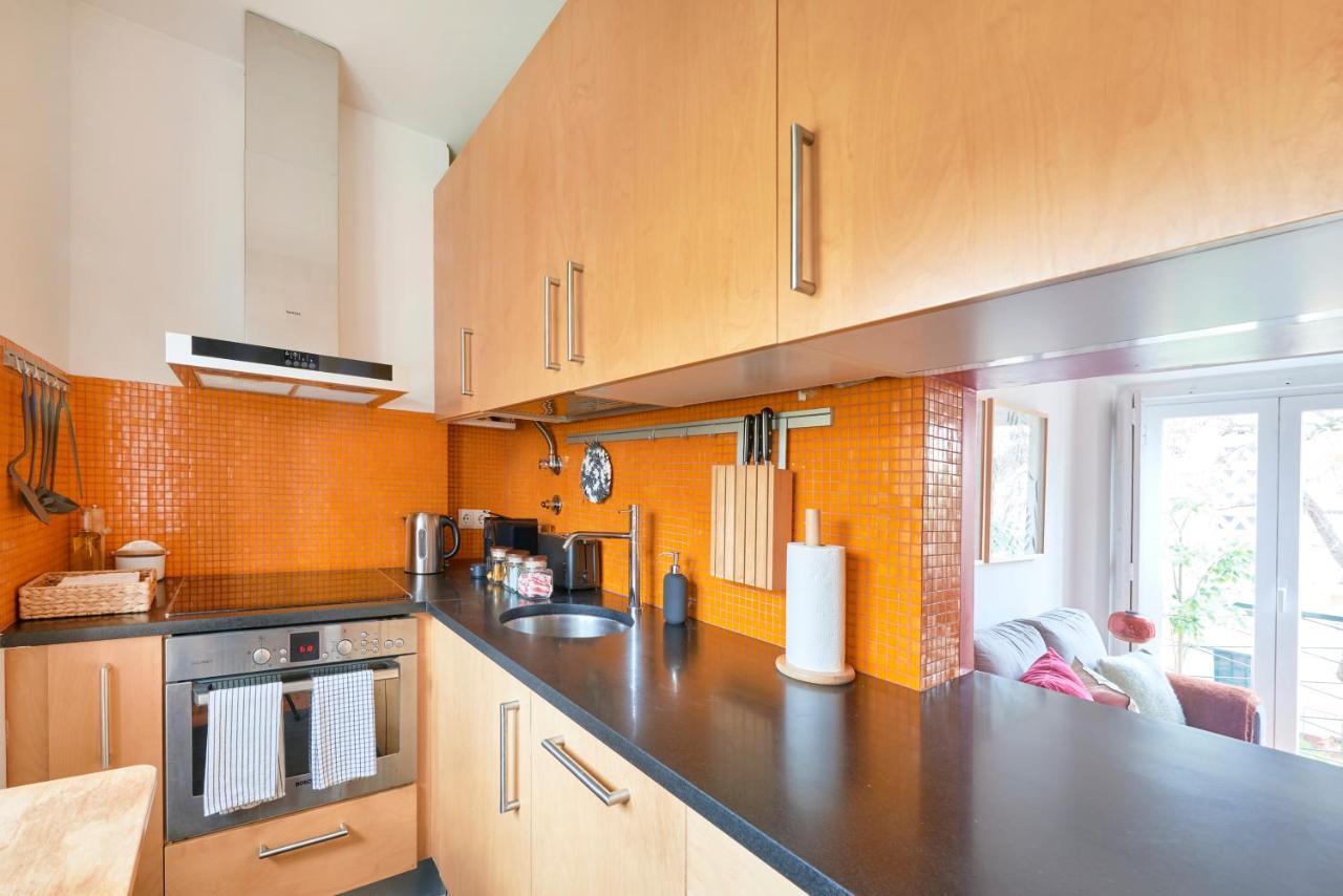 Sunny Renovated Apt with Ac, by Timecooler