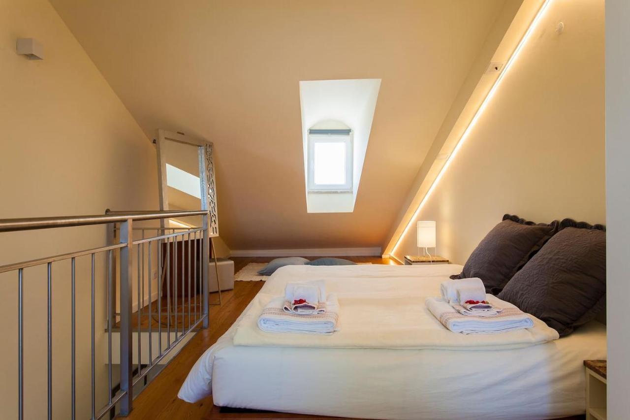 Exquisit Flat Left (Adults Only)