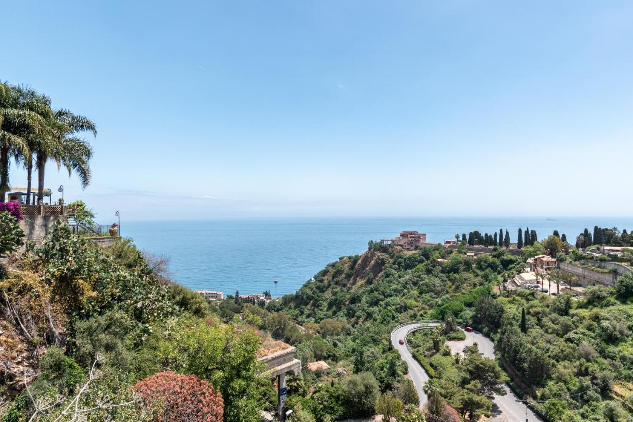 Taormina Panoramic Apartment with Parking 2