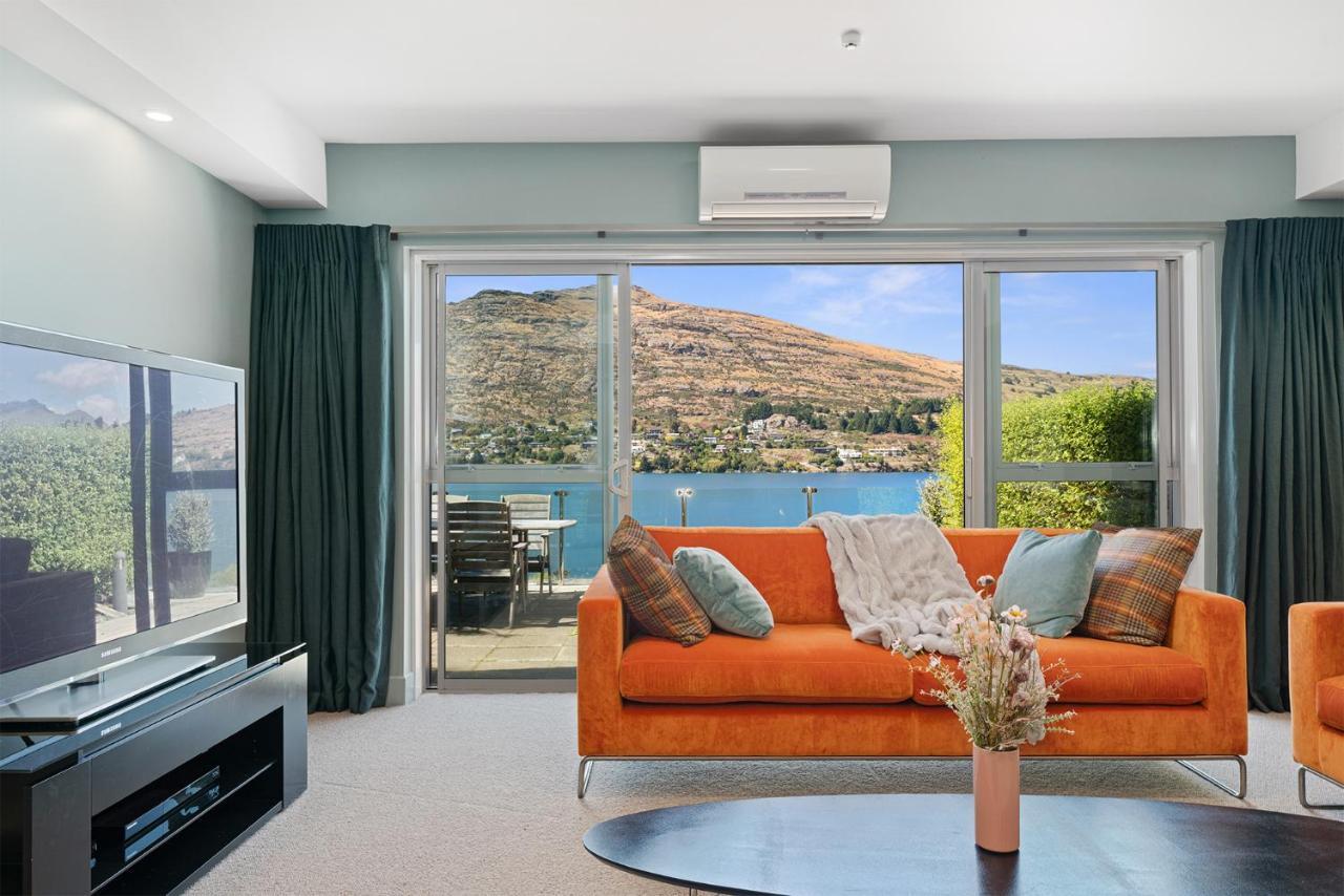Lake Front 3-Bedroom Apartment with Lake Access