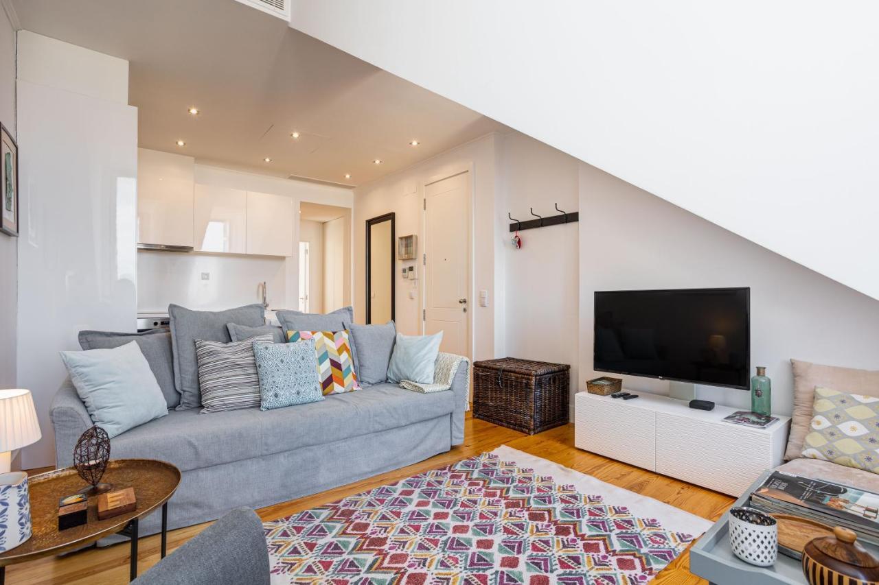Bright Tailor Made Flat with a View in Estrela 1