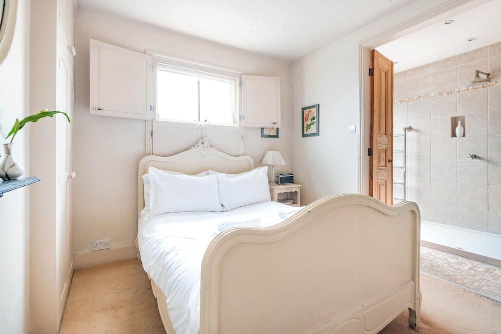 Traditional London Townhouse Close To Battersea Park by Underthedoormat 1