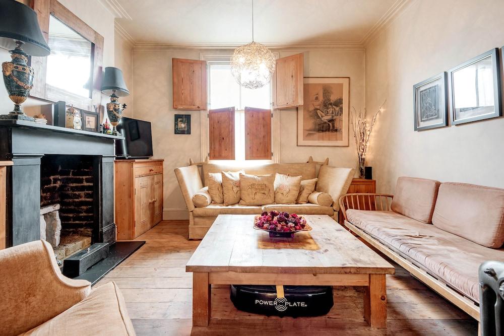 Traditional London Townhouse Close To Battersea Park by Underthedoormat