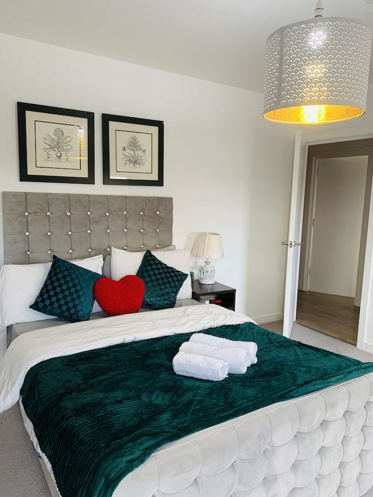 Charming 3-Bed Apartment in London 2
