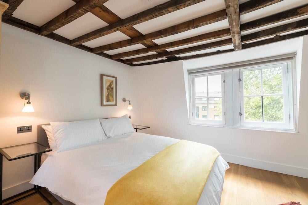 Joivy Smart 3 Bed Flat in Islington, Close To Angel Tube 2