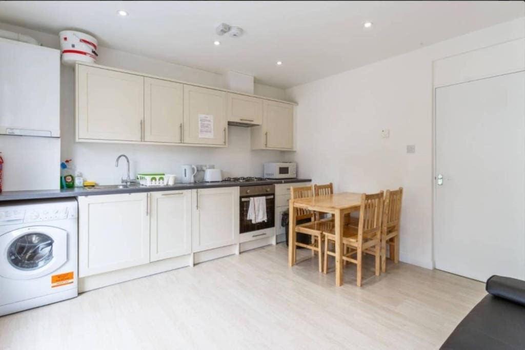 Cozy 4 Bed Flat in Islington London 2
