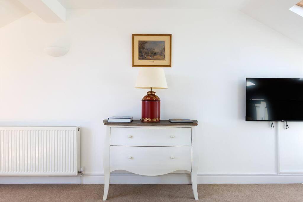 Spacious 3 Bedroom Flat with Terrace 2
