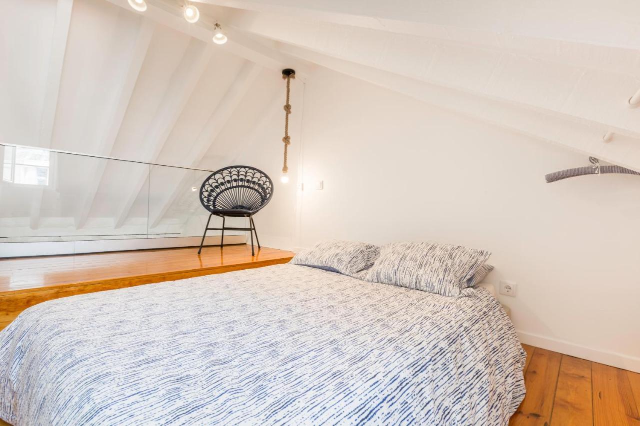 Stylish Getaway in a Mezzanine Flat by the Castle 2