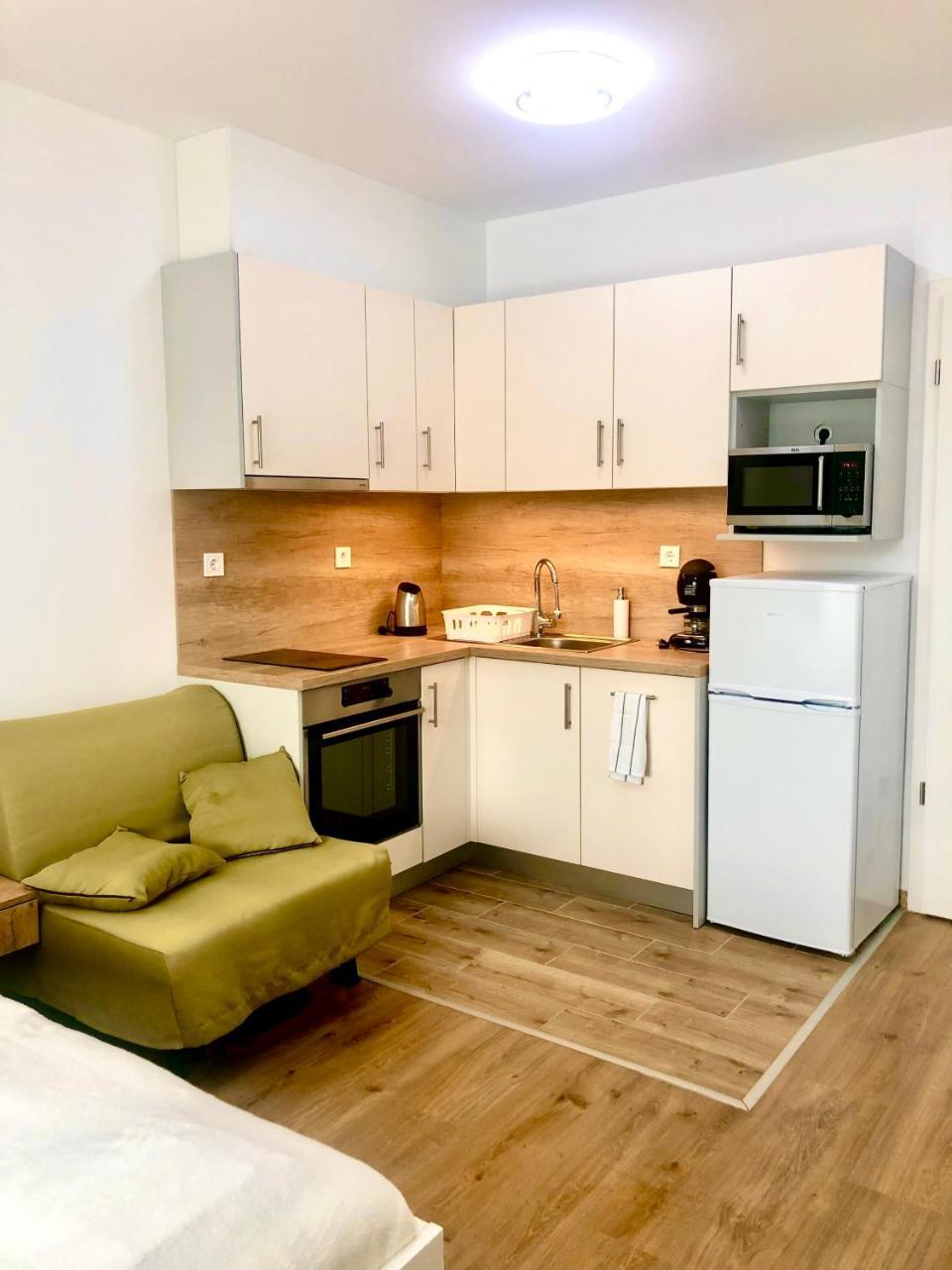 Sweet Home Apartman, 30sqm Studio, Free Private Parking, Mountain View, Balcony, 20 Min From Downtown