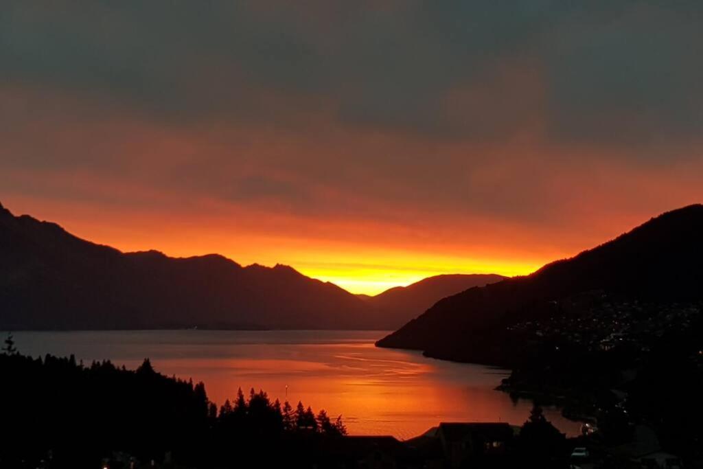 Stunning Home with Amazing Wakatipu Lake Views 1