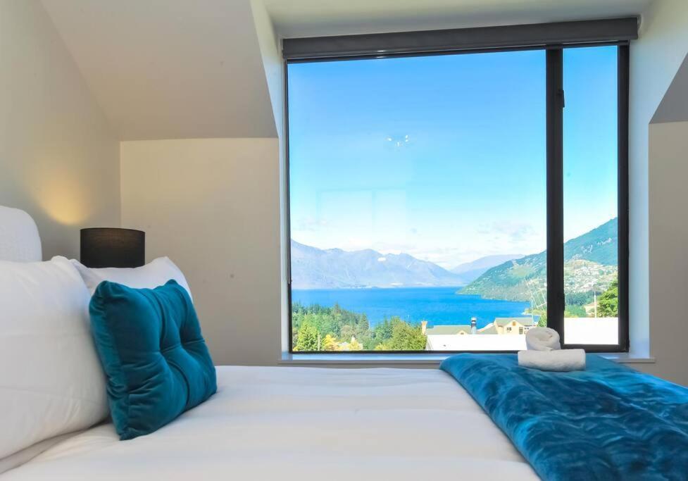 Stunning Home with Amazing Wakatipu Lake Views 2