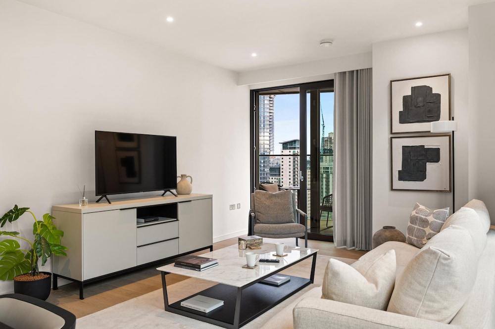 Deluxe Two Bedroom Canary Wharf Apartment with River Views