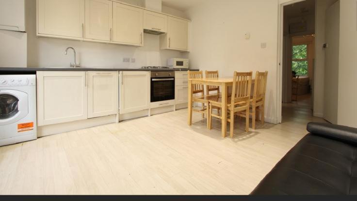 Family Room with Shared Kitchen And Bathroom in Angel 2