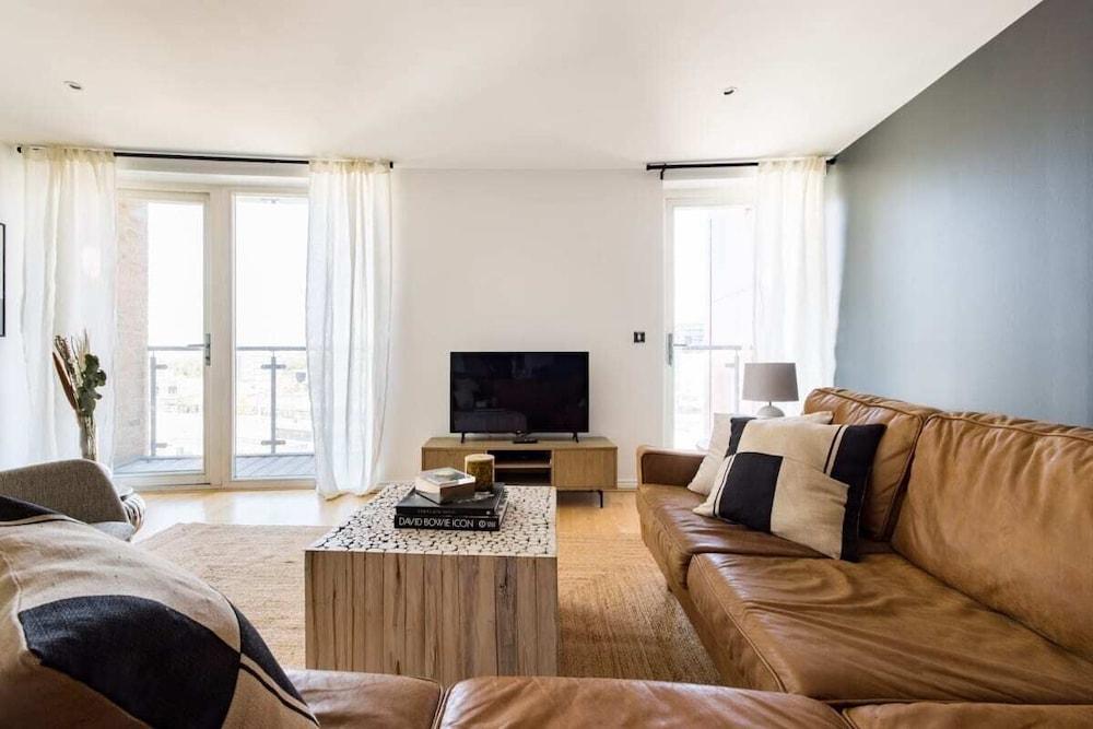 The Nine Elms Lane Arms - Stunning & Bright 2bdr Flat with Balconies