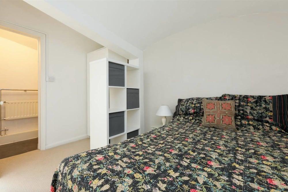 Joivy 2 Bed Flat by Maida Vale Tube & Shops 2