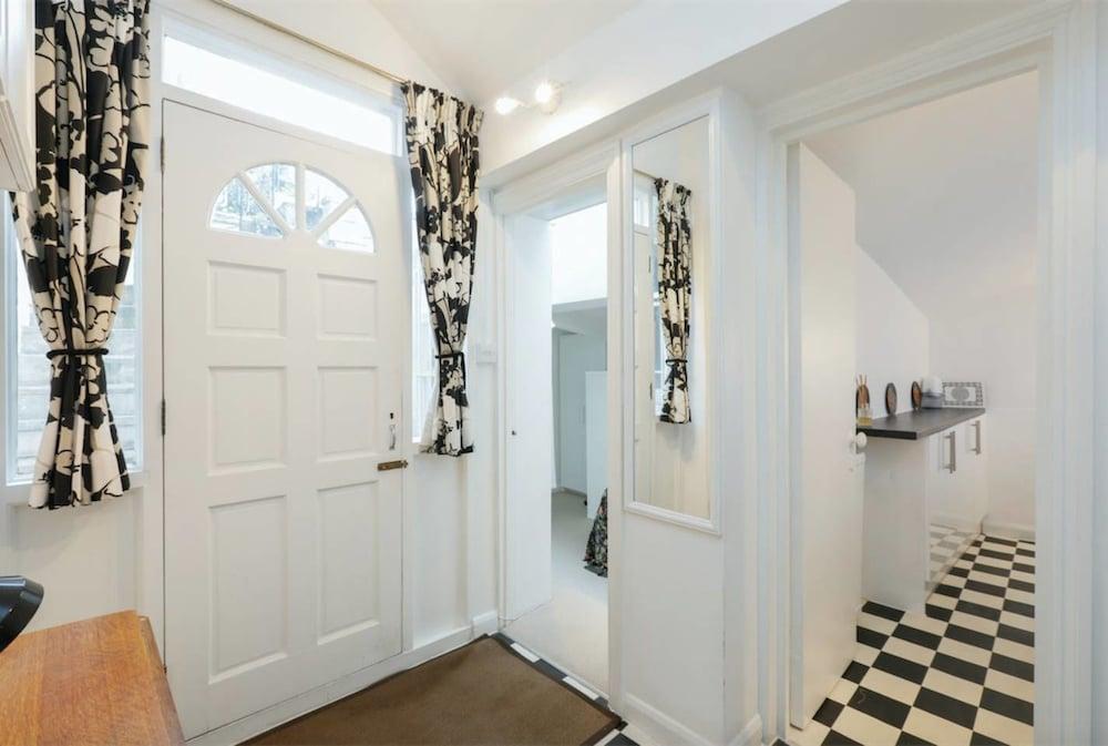 Joivy 2 Bed Flat by Maida Vale Tube & Shops 1