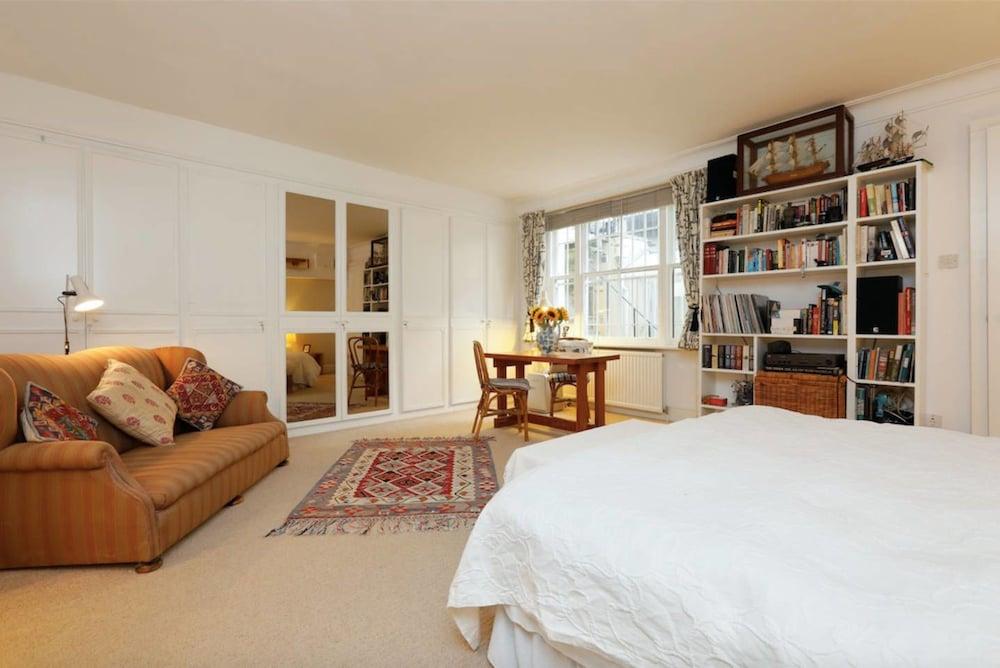 Joivy 2 Bed Flat by Maida Vale Tube & Shops