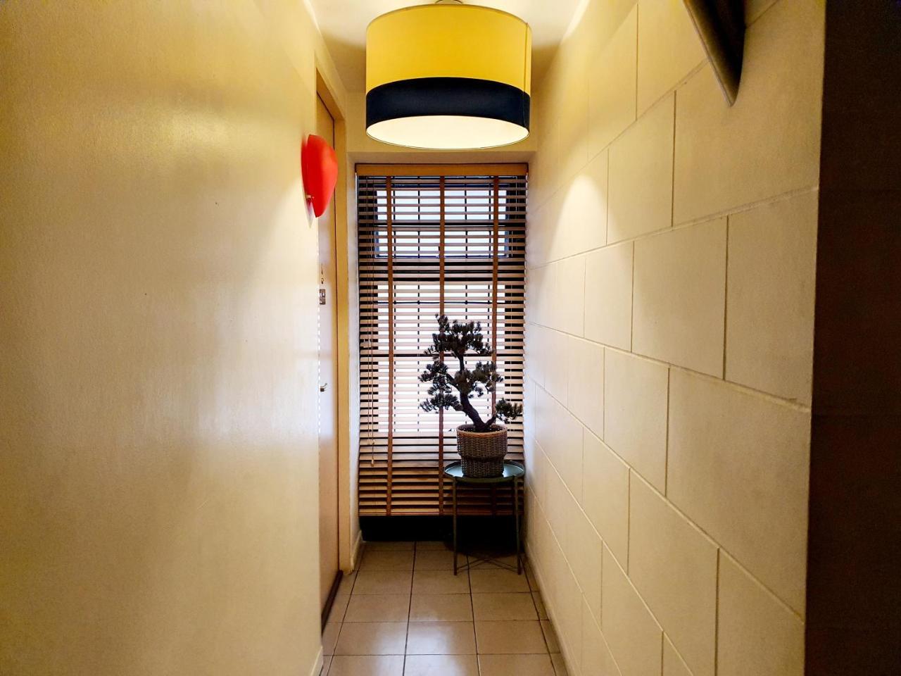Somewhere To Escape - Hometel (Adults Only) 1