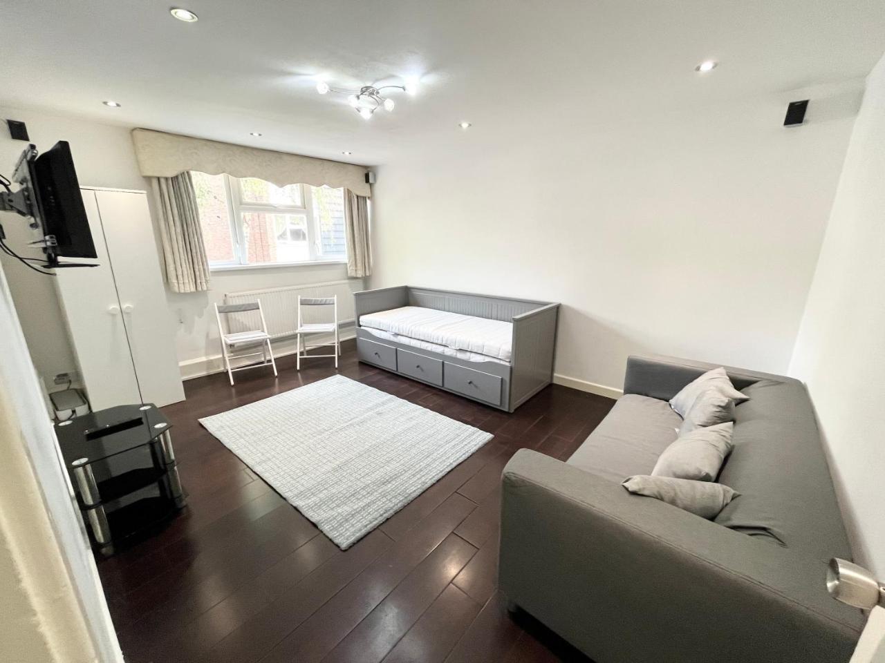 Large Apt Close To Central Ldn