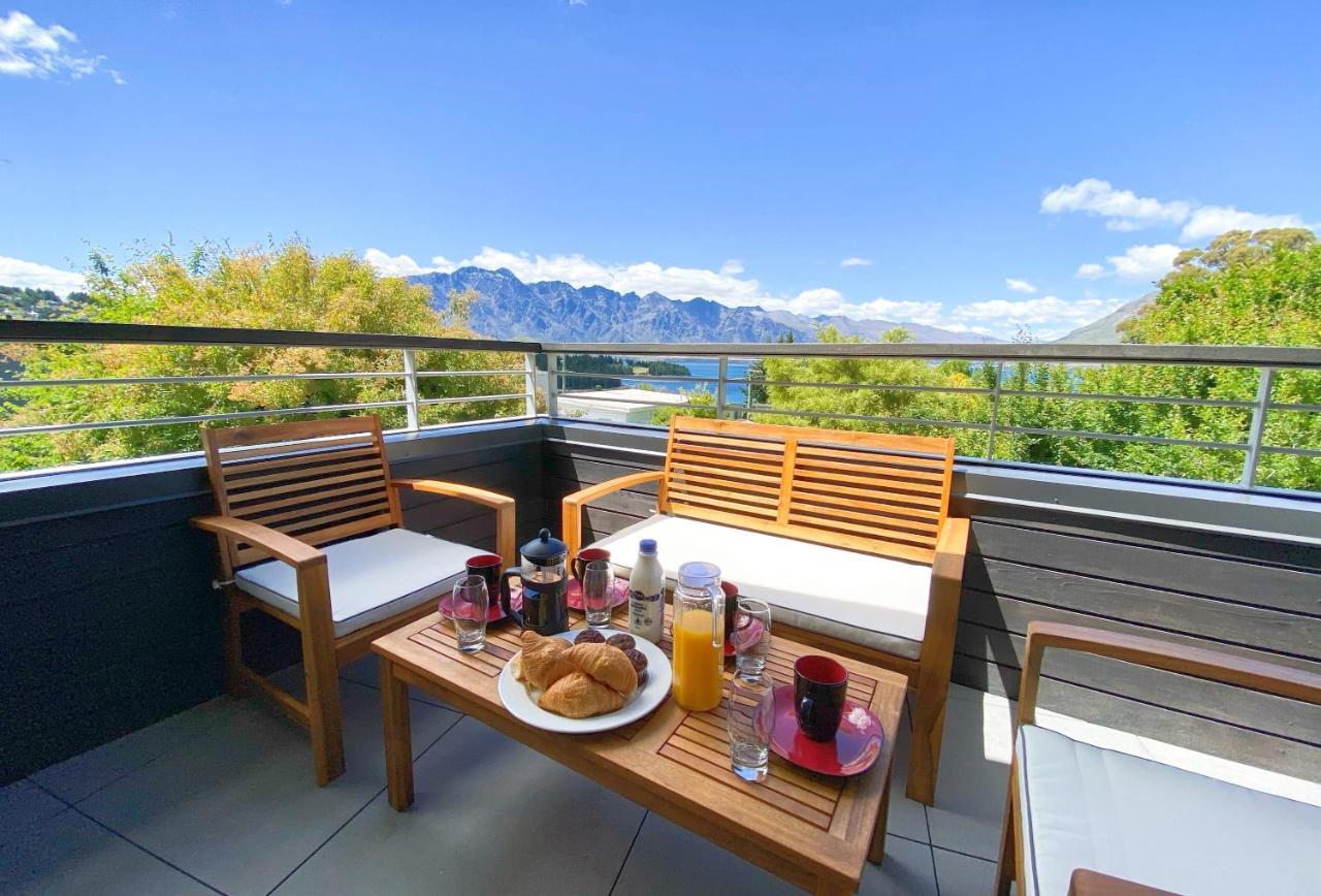 Tekau - Modern Holiday Apartment with Lakeview