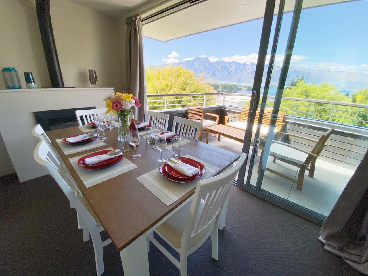 Tekau - Modern Holiday Apartment with Lakeview 1