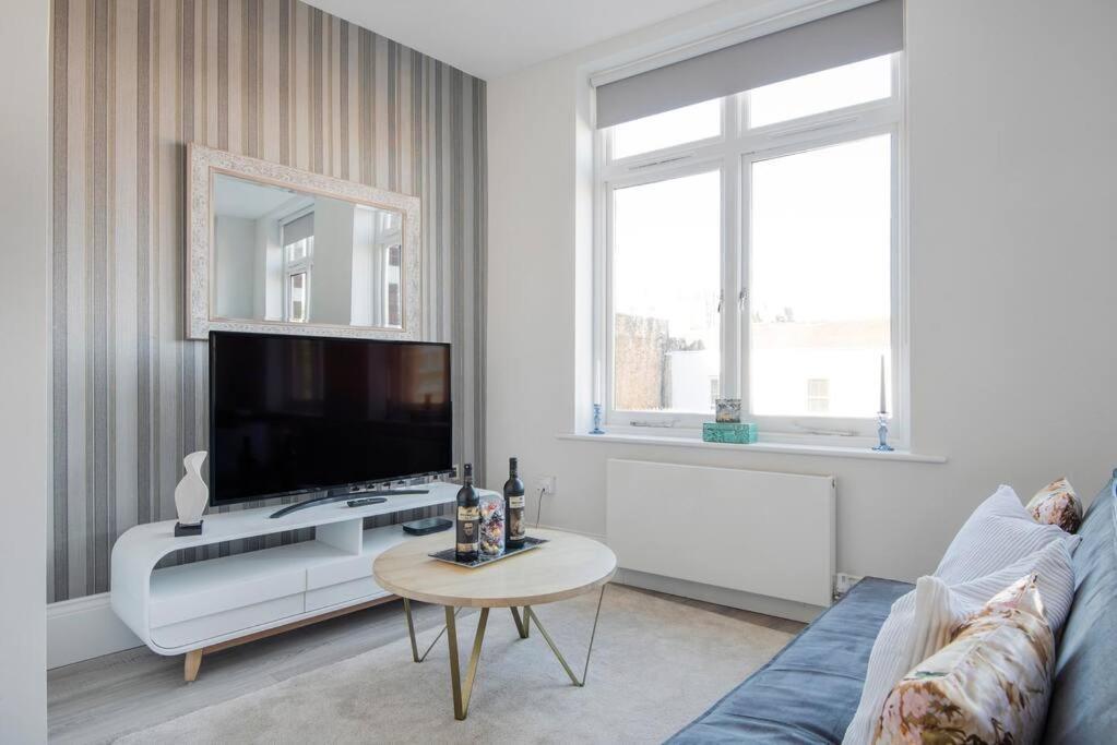Elegant 1 Bed Apartment- Hampstead Village 2