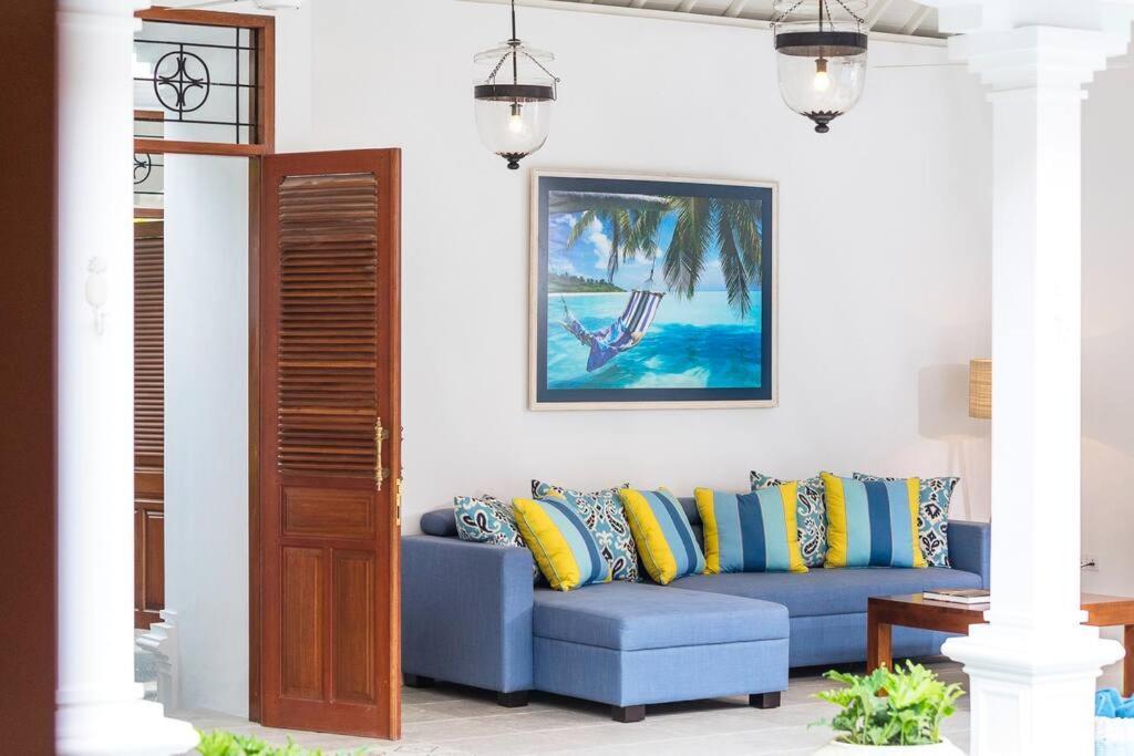Villa Sintra - 2 Br Luxury in Tranquil Location, Walk To Beach