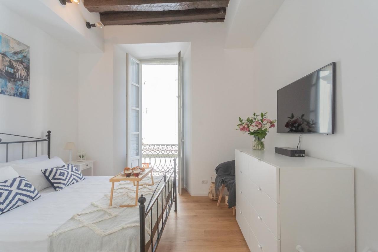 Independence Apartment with Balcony by Rent All Como 1