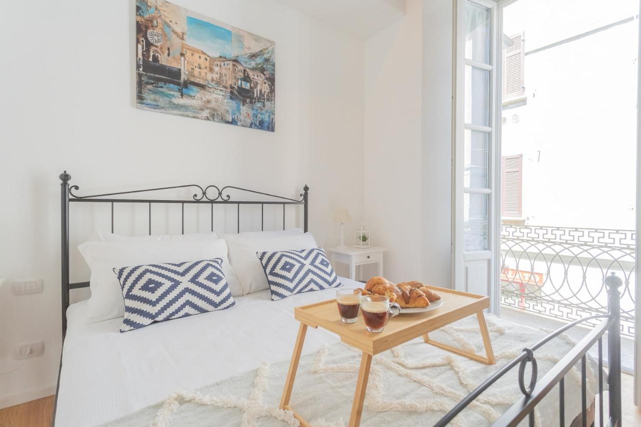 Independence Apartment with Balcony by Rent All Como 2