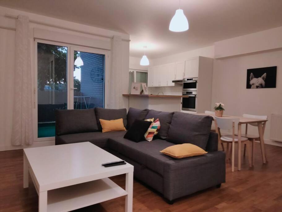 Live Like a Local Stylish 2br with Balcony & Parking