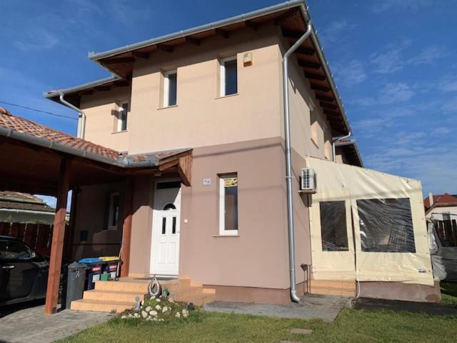 Airport Road/Repter Kozeli Haz Privat Parkoloval